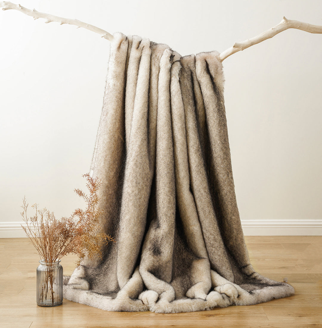 VioraLux — Soft Plush Throw Blanket with Lightweight Warmth