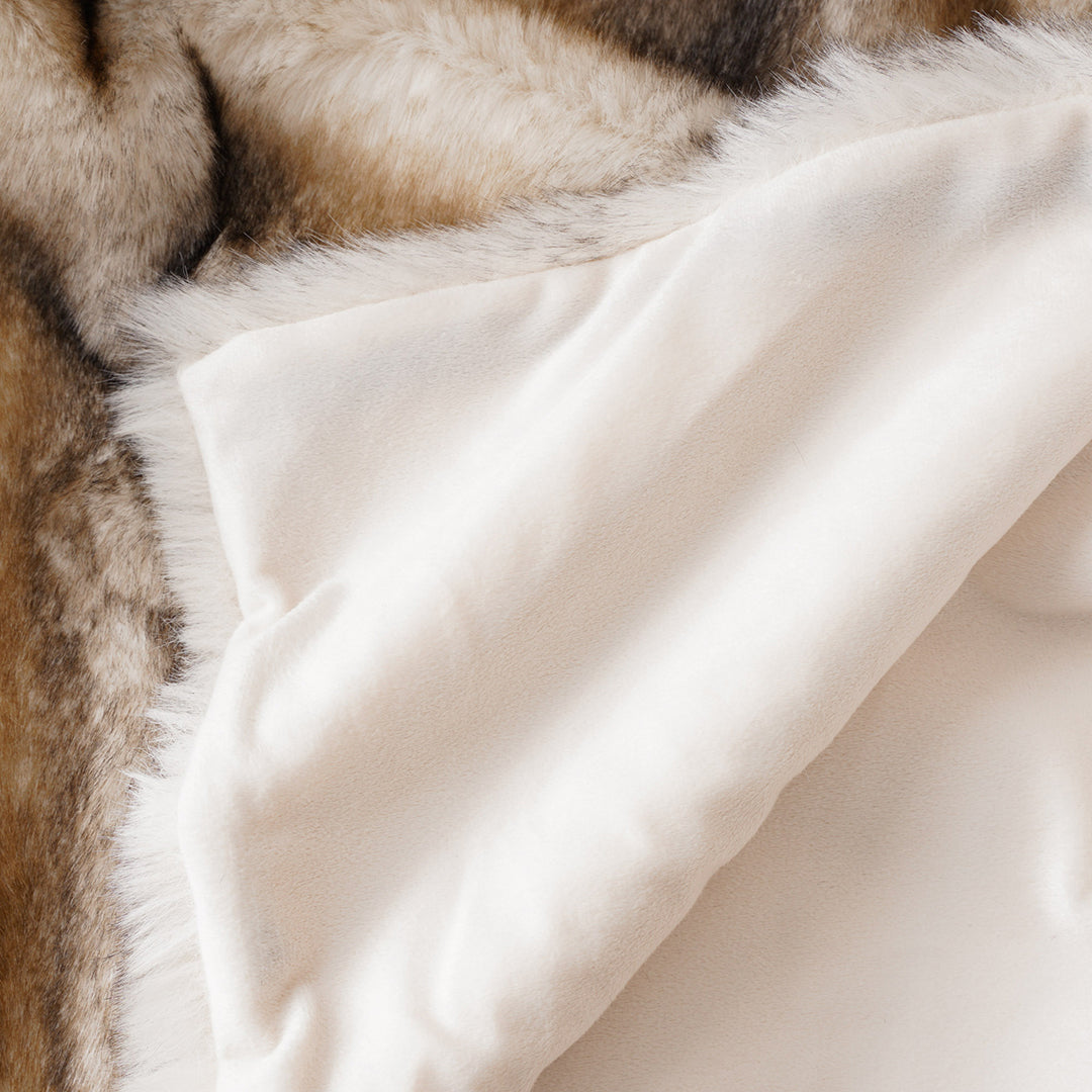 VioraLux — Soft Plush Throw Blanket with Lightweight Warmth