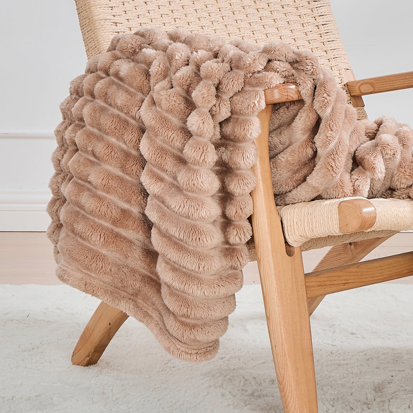 Calora — Lightweight Soft Microfiber Fleece Blanket for Everyday Comfort