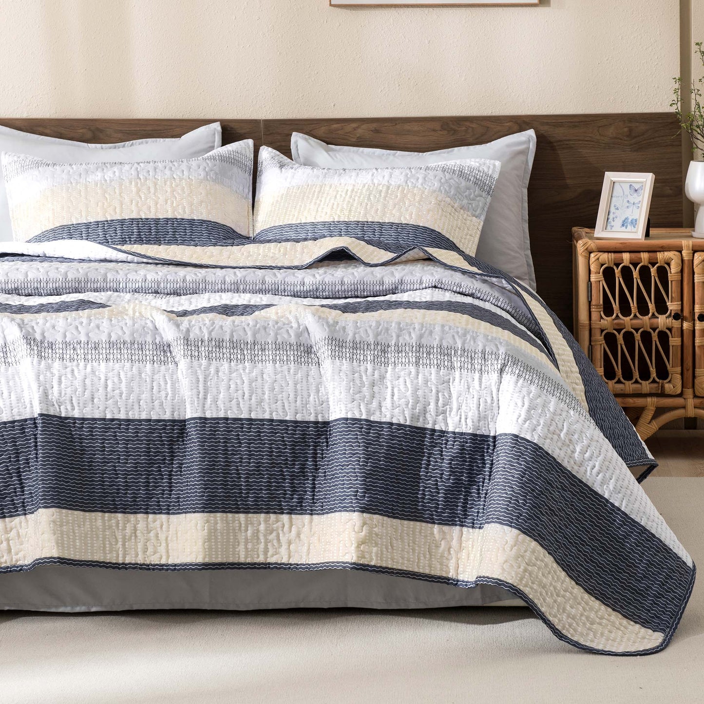 NoirZen™ Quilt Set — Wrap Yourself in Bold Style and All-Season Cloudlike Comfort