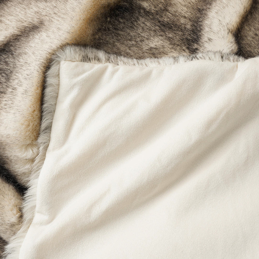 VioraLux — Soft Plush Throw Blanket with Lightweight Warmth
