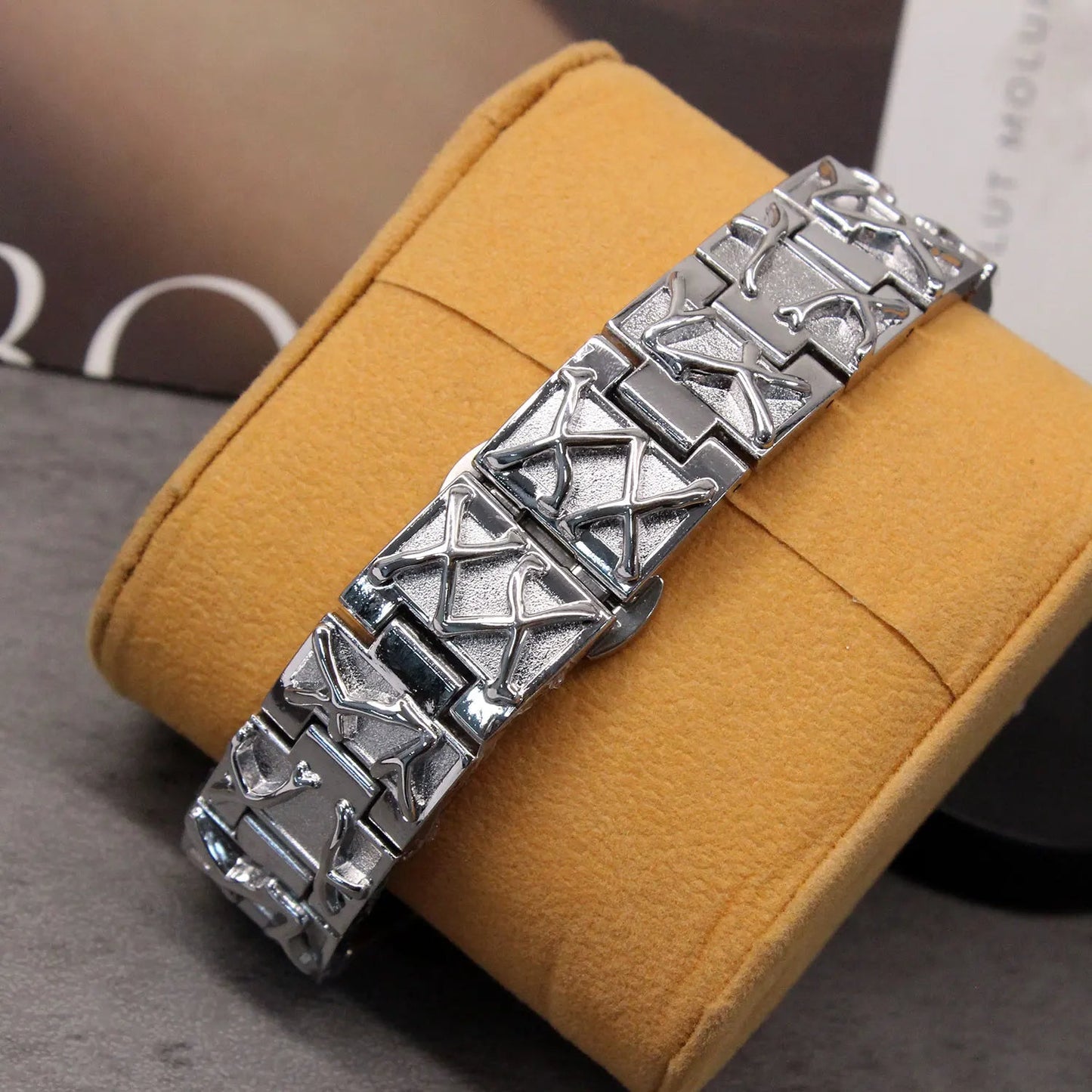 Renvar — Liquid Metal Frame Watch with Chrome Bracelet and Date Display