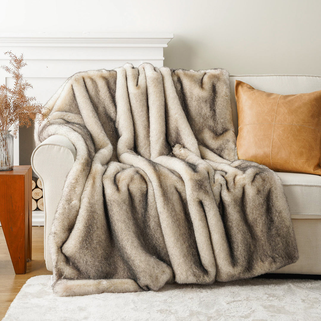 VioraLux — Soft Plush Throw Blanket with Lightweight Warmth