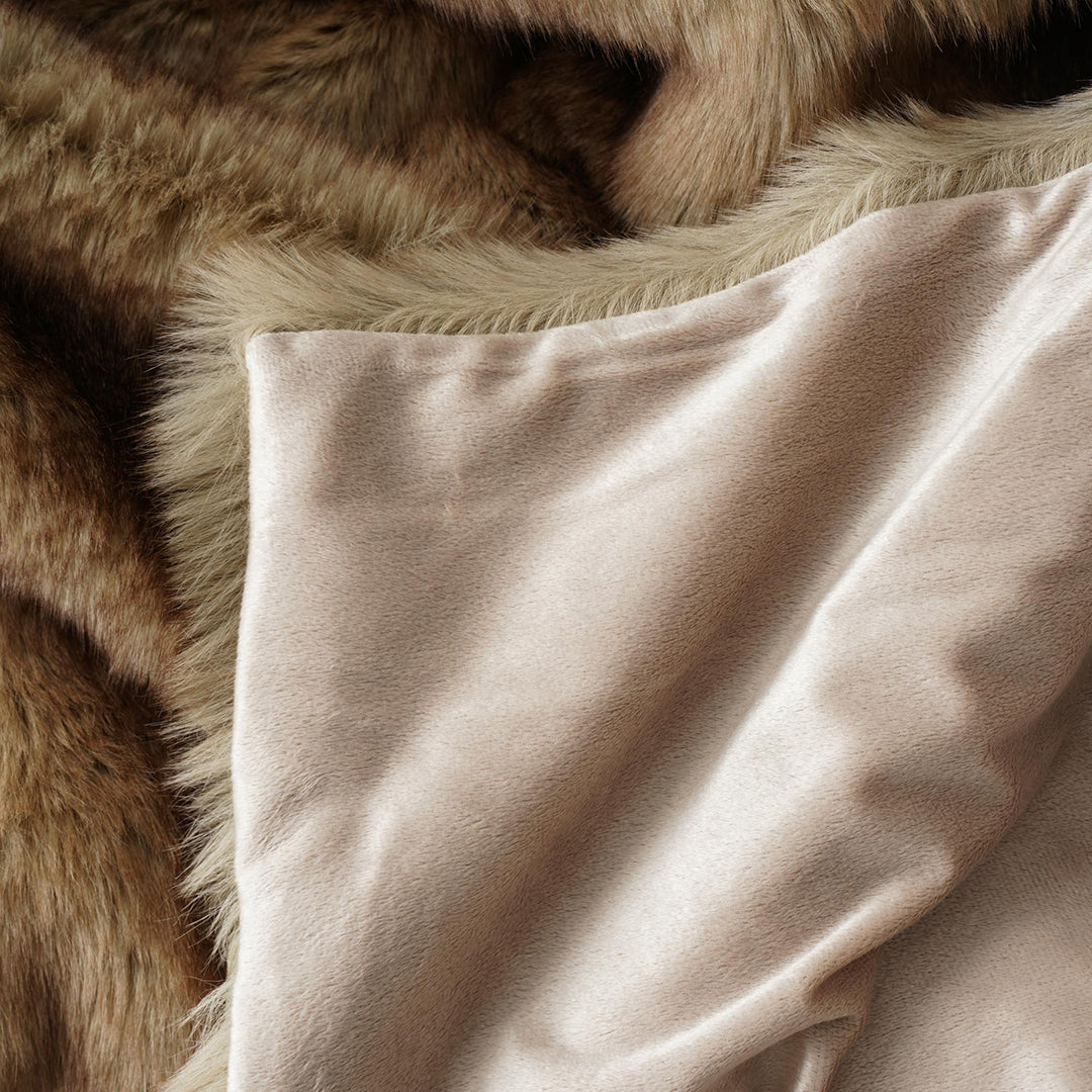 VioraLux — Soft Plush Throw Blanket with Lightweight Warmth