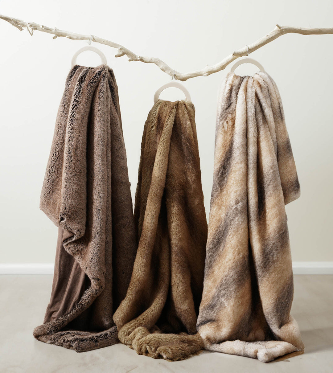 VioraLux — Soft Plush Throw Blanket with Lightweight Warmth