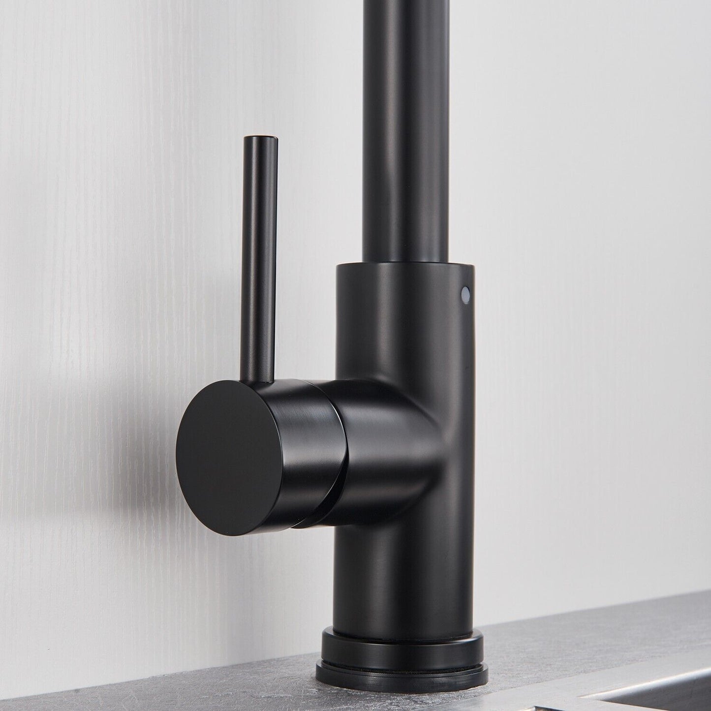 Valenno — Touch-Activated Kitchen Faucet with Pull-Out Sprayer