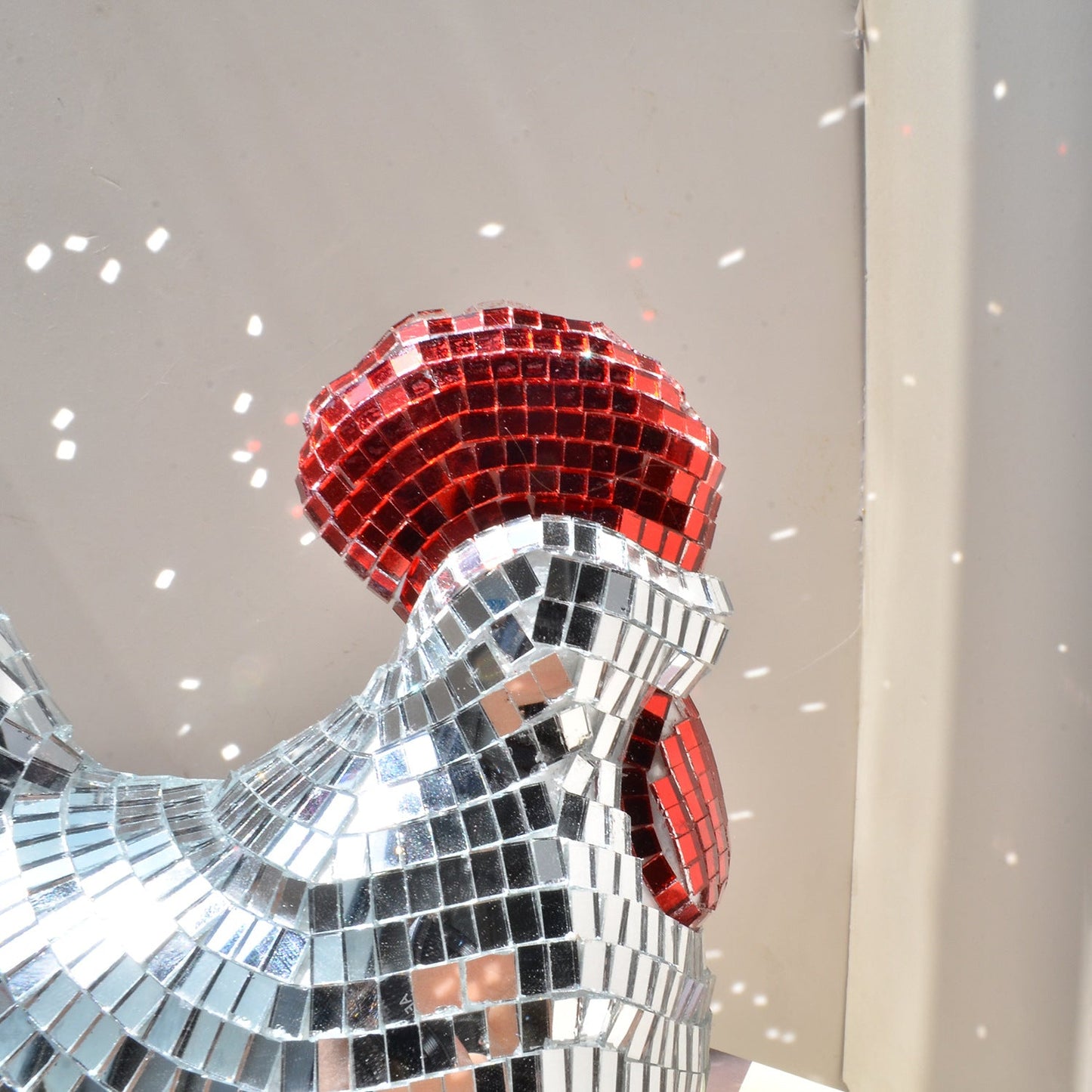 ZelloGlow — Reflective Mosaic Rooster Accent Light with Retro Style