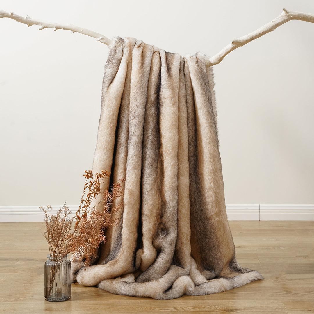 VioraLux — Soft Plush Throw Blanket with Lightweight Warmth