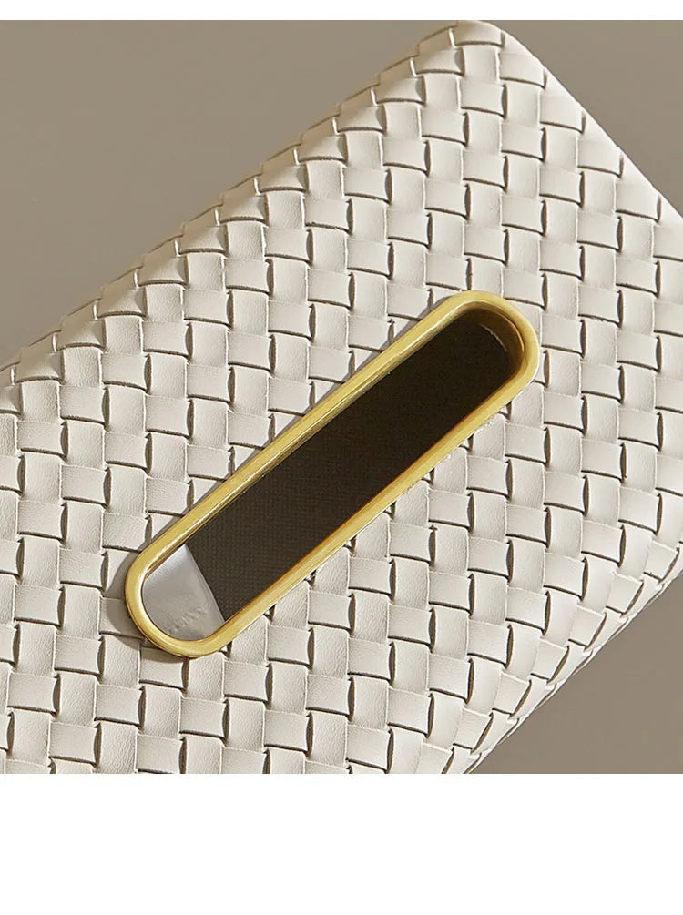 SigneaLux™ — Instantly Command Respect with Timeless Leather Elegance
