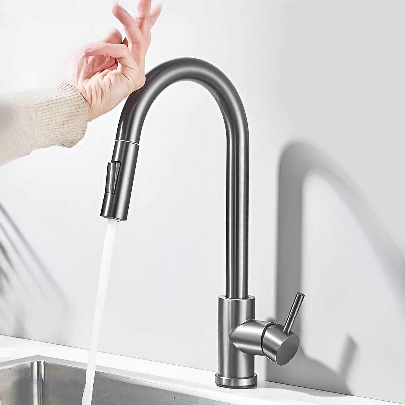 Valenno — Touch-Activated Kitchen Faucet with Pull-Out Sprayer