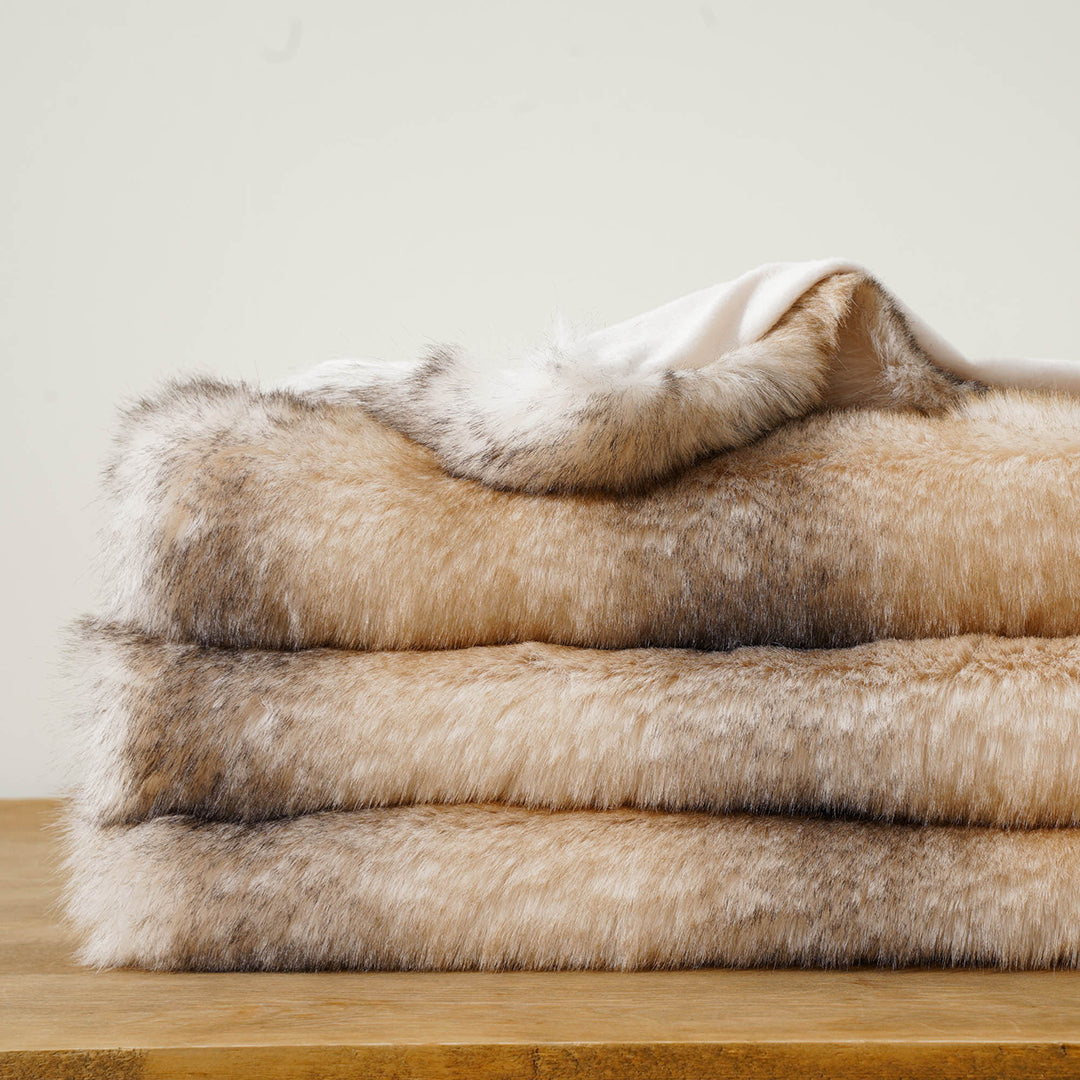VioraLux — Soft Plush Throw Blanket with Lightweight Warmth