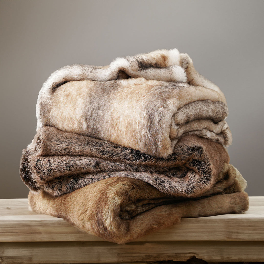 VioraLux — Soft Plush Throw Blanket with Lightweight Warmth