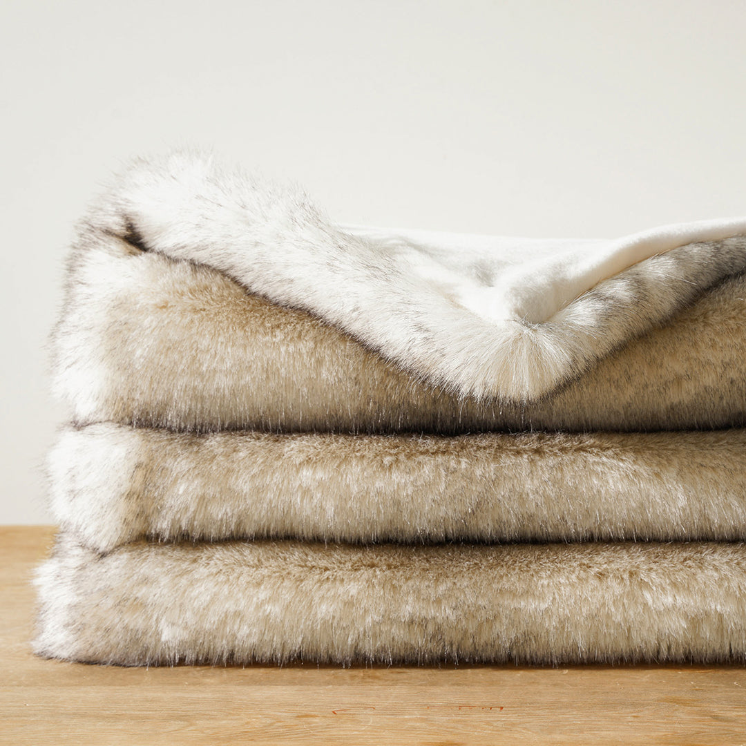 VioraLux — Soft Plush Throw Blanket with Lightweight Warmth