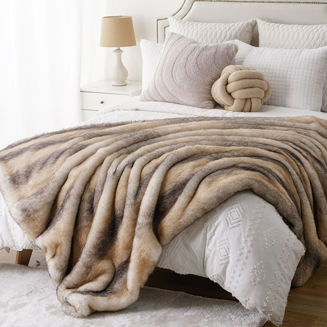 VioraLux — Soft Plush Throw Blanket with Lightweight Warmth