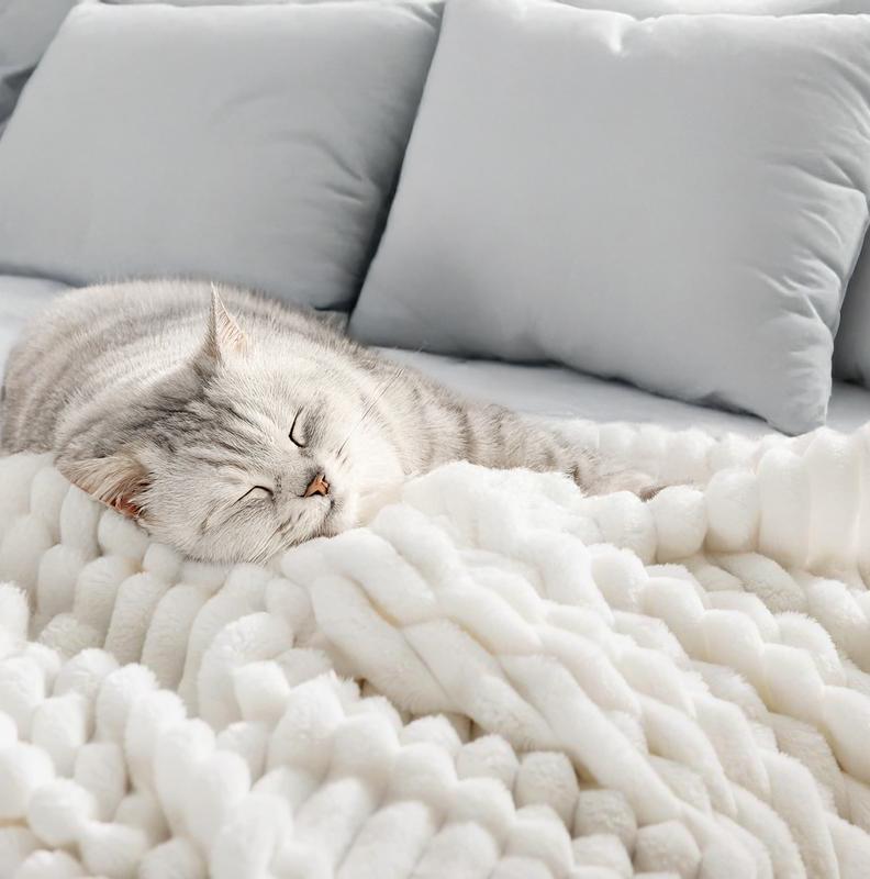 Calora — Lightweight Soft Microfiber Fleece Blanket for Everyday Comfort