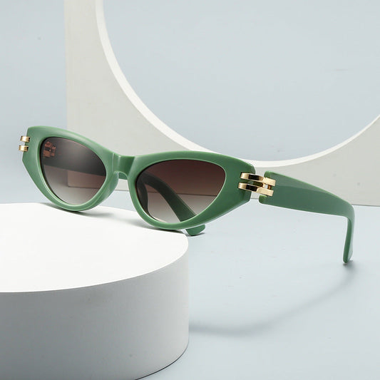 Vessara — Retro Cat-Eye Sunglasses with Gradient UV Protection
