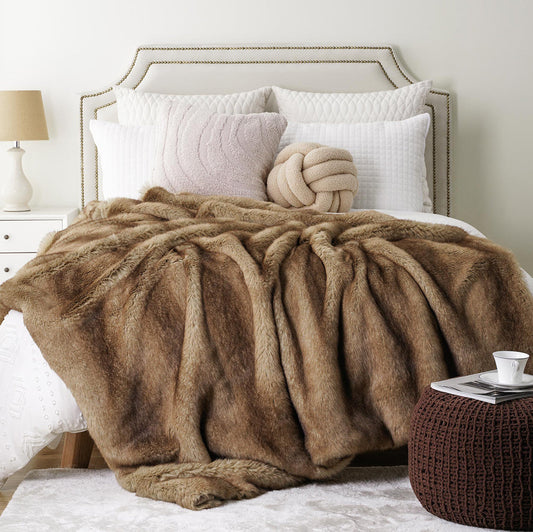 VioraLux — Soft Plush Throw Blanket with Lightweight Warmth