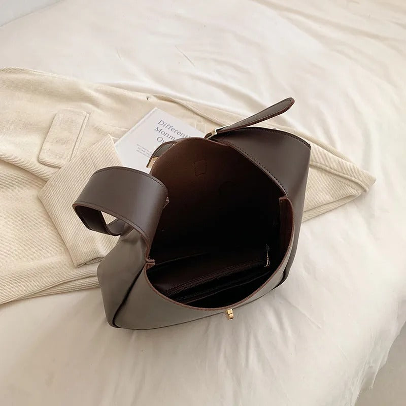 VantaLuxe™ Shoulder Bag — Own Every Room with Effortless Power and Timeless Sophistication