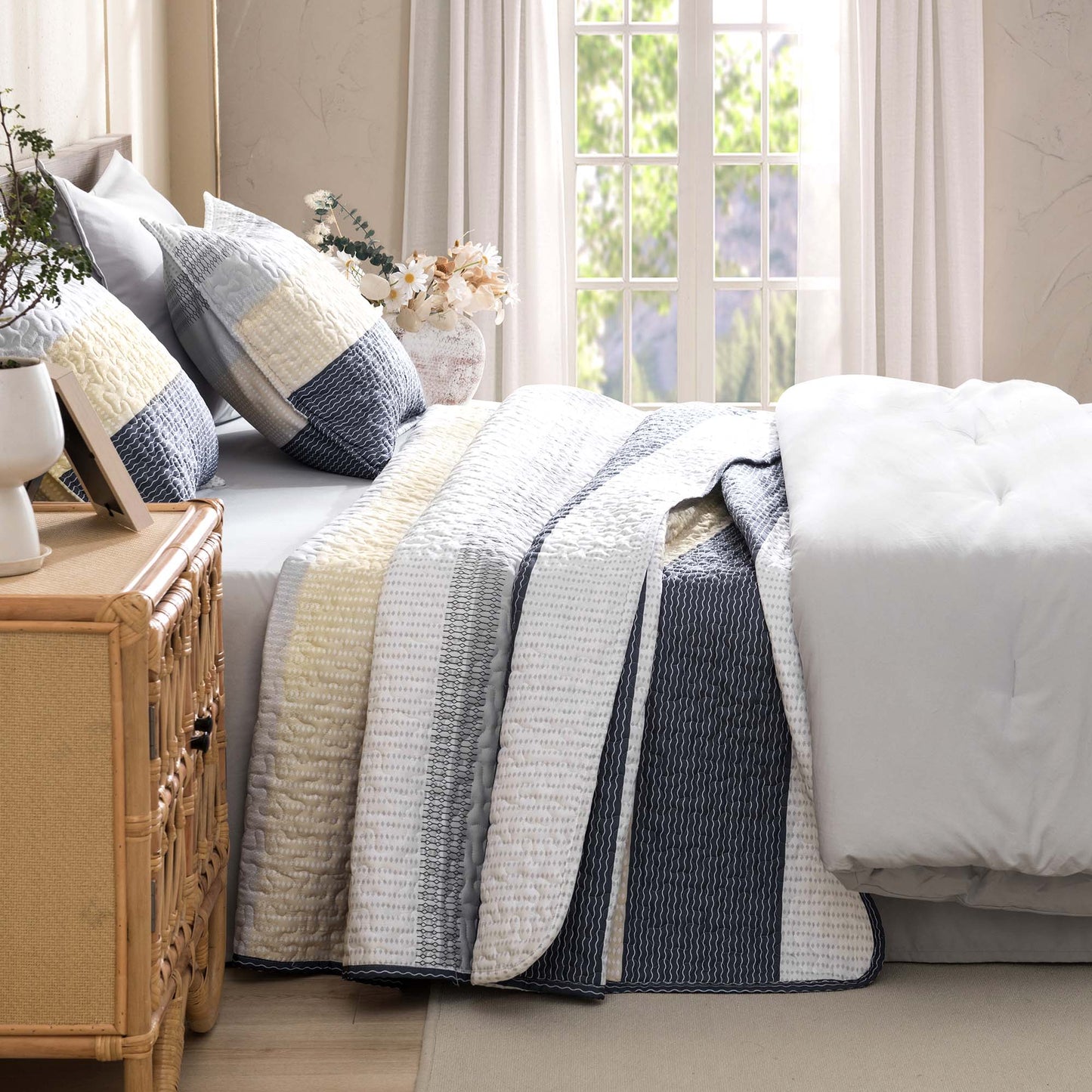 NoirZen™ Quilt Set — Wrap Yourself in Bold Style and All-Season Cloudlike Comfort