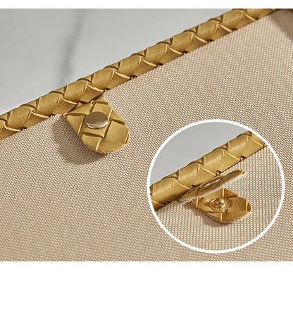 SigneaLux™ — Instantly Command Respect with Timeless Leather Elegance