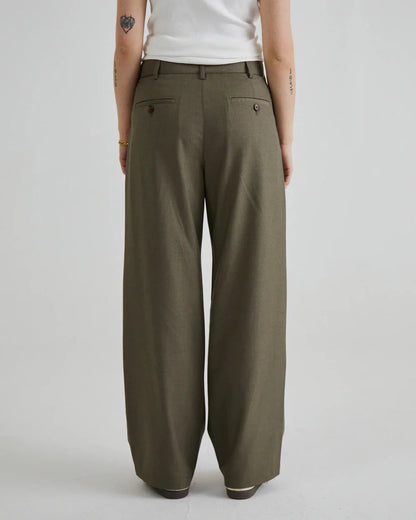 SoHo Pleated Pants™ — Stay Cool, Confident, and Sharp From Dawn to Dusk