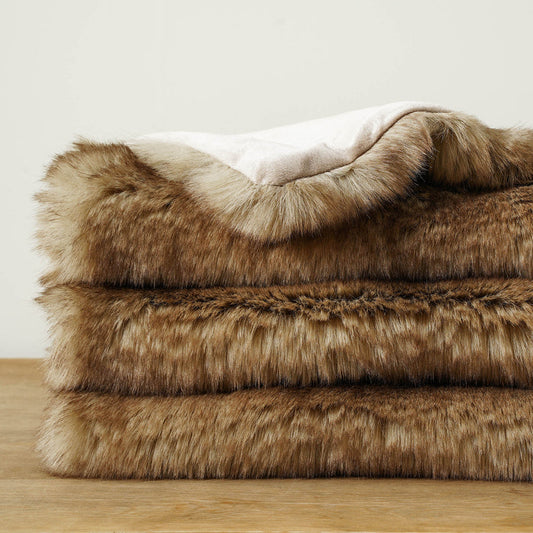 VioraLux — Soft Plush Throw Blanket with Lightweight Warmth