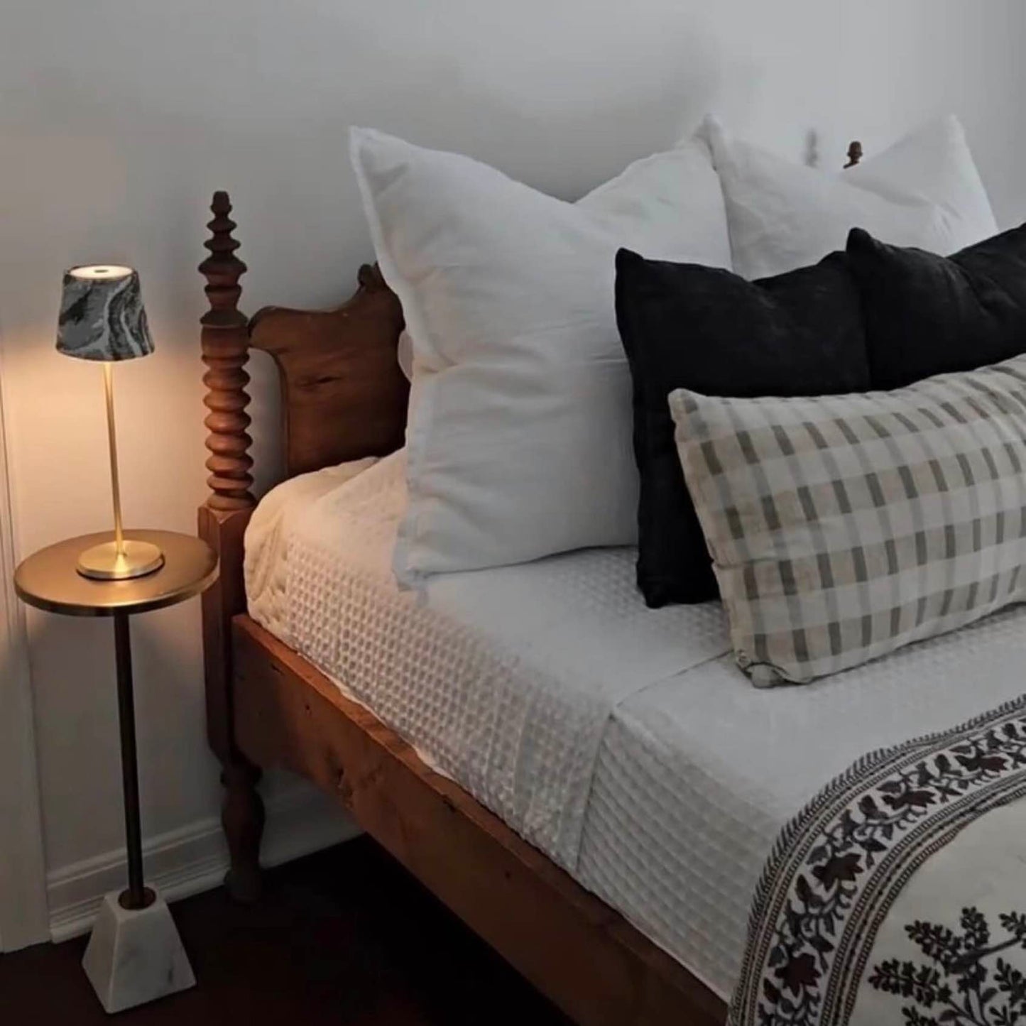 Selene™ — Transform Any Shadowy Spot into Warm, Portable Luxury Instantly